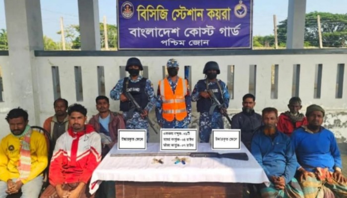 সুন্দরবনের ত্রাস  জাহাঙ্গীর বাহিনীর  আস্তানায় কোষ্ট গার্ডের অভিযান অস্ত্র গোলাবারুদসহ জিম্মি  ৮ জেলে উদ্ধার