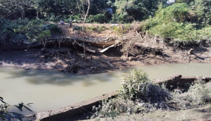 বোয়ালখালীর ভারাম্বা খালে গিলে খাচ্ছে সড়ক বসতবাড়ি