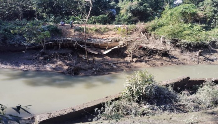 বোয়ালখালীর ভারাম্বা খালে গিলে খাচ্ছে সড়ক বসতবাড়ি
