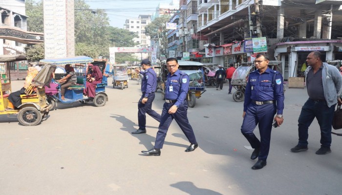 যানজট নিরসন ও ট্রাফিক ব্যবস্থার উন্নয়নে পুলিশ সুপার শহরের বিভিন্ন মোড় পরিদর্শন করেন