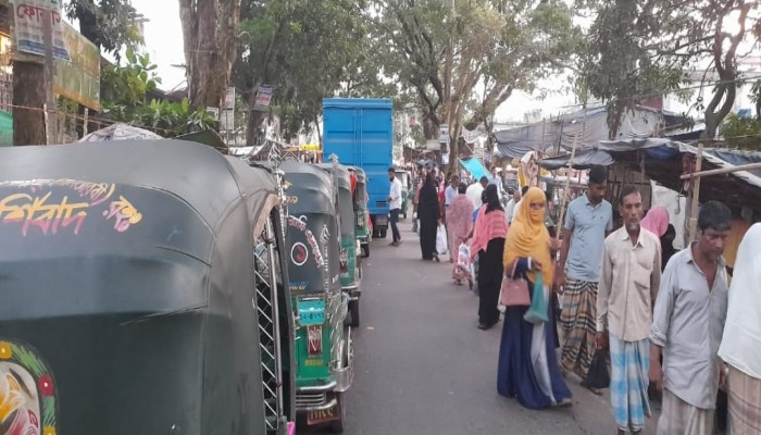 বোয়ালখালী শাকপুরায় ট্রাক-কাভার্ড ভ্যানের দাপট, অতিষ্ঠ জনজীবন