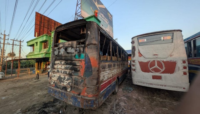 ত্রিশালে গার্মেন্টসের বাসে অগ্নিসংযোগ