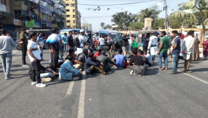 ওসমান হাদিকে গুলি করার প্রতিবাদে কুষ্টিয়ায় বিক্ষোভ মিছিল সমাবেশ ও সড়ক অবরোধ