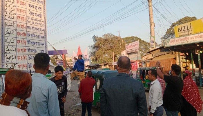 ব্রাহ্মণপাড়ায় প্রশাসনের উদ্যোগে ব্যানার-ফেস্টুন গেইট অপসারণ