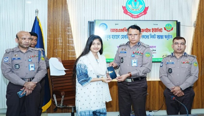 ৮৭টি হারানো মোবাইল ফোন প্রকৃত মালিকদের কাছে হস্তান্তর করলেন; পুলিশ কমিশনার