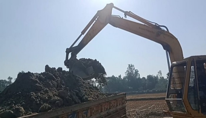 বদরগঞ্জে কৃষি জমির  মাটি যাচ্ছে  ইটভাটার পেটে' প্রশাসনের নেই তৎপরতা।