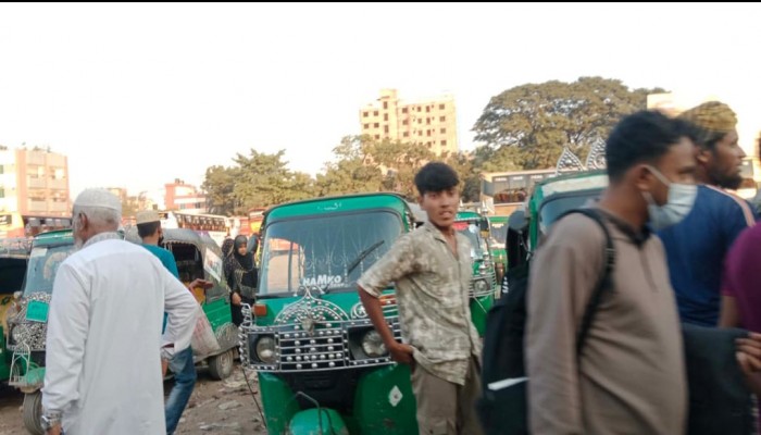 অতিরিক্ত ভাড়ায় জিম্মি যাত্রীরা, ক্ষোভ চরমে