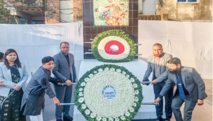 মহান বিজয় দিবস উপলক্ষ্যে ময়মনসিংহে পুষ্পস্তবক অর্পণ