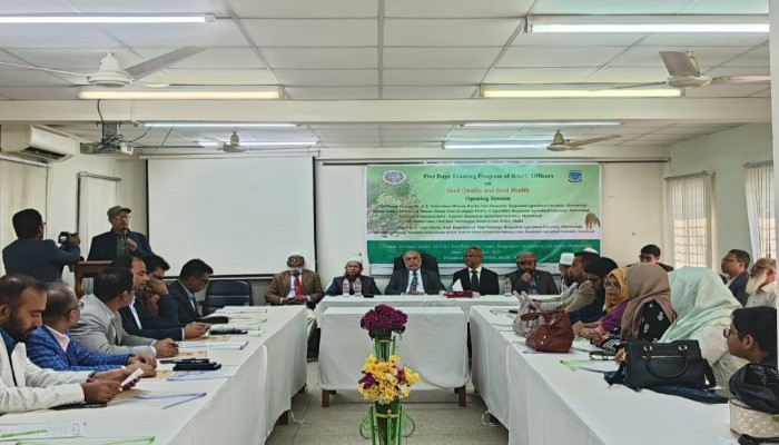 বাকৃবিতে বীজের গুণগত মান ও স্বাস্থ্য বিষয়ক প্রশিক্ষণ কর্মশালা শুরু