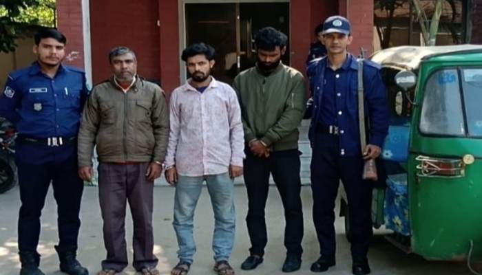 নওগাঁয় ছিনতাইকারি চক্রের তিন সদস্য গ্রেফতার