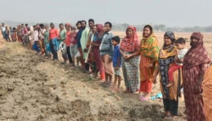 কয়রায় সরকারি খাল দখলের প্রতিবাদে স্থানীয় কৃষকদের মানববন্ধন