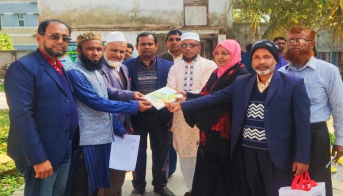 কাউখালীতে প্রাথমিক বিদ্যালয়ের শিক্ষকদের কাছে নতুন বছরের বই বিতরণ করা হয়েছে