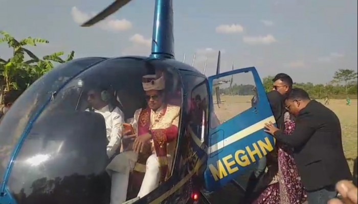 ‎হোসেনপুরে বৃদ্ধ মায়ের ইচ্ছে পূরণে হেলিকপ্টারে চড়ে বিয়ে করতে আসলেন প্রবাসী