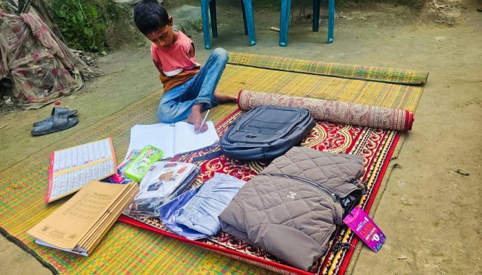 দুই হাত না থাকলেও পা দিয়ে লিখে স্বপ্নে অটল আরশাদুল