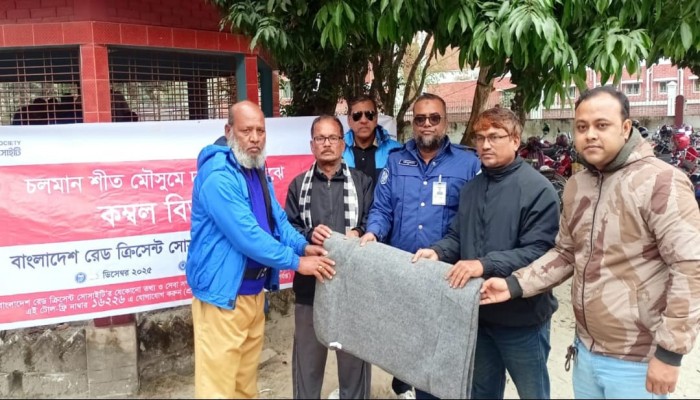 দেবীগঞ্জে রেড ক্রিসেন্ট সোসাইটির উদ্যোগে গ্রাম পুলিশদের মাঝে শীতবস্ত্র বিতরণ