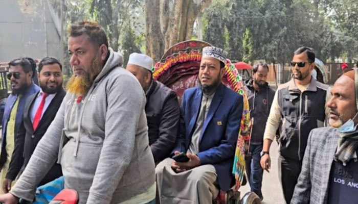 রিকশায় চড়ে ডিসি অফিসে এসে মনোনয়ন কিনলেন  মুফতি আমির হামজা