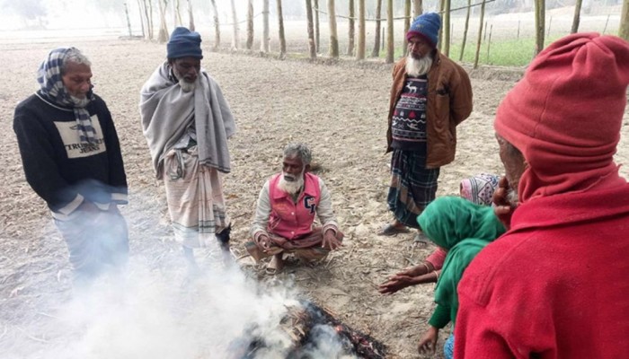 কুড়িগ্রামে কমছেই না শীতের তীব্রতা, খড়কুটো জ্বালিয়ে উষ্ণতার চেষ্টা