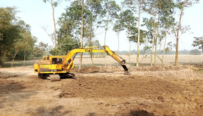 ​বীরগঞ্জে ইটভাটার লোভে কৃষিজমির উর্বর মাটি লুট: ফসল উৎপাদনে মারাত্মক ঝুঁকি