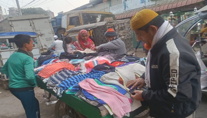 হঠাৎ তীব্র শীতে ব্রাহ্মণপাড়ায় গরম কাপড় বেচাকেনার ধুম