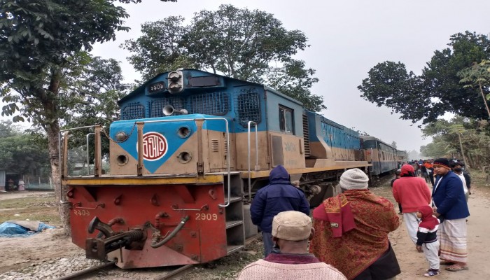 গফরগাওয়ে দুর্বৃত্তদের নাশকতায় ঢাকাগামী আন্তনগর অগ্নিবীণা এক্সপ্রেস ট্রেন লাইনচ্যুত।