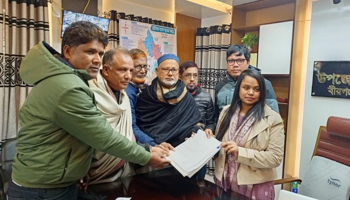 কালীগঞ্জে কনকনে শীতে মধ্যরাতে মানবতার চাদর: ভাসমান মানুষের পাশে ইউএনও
