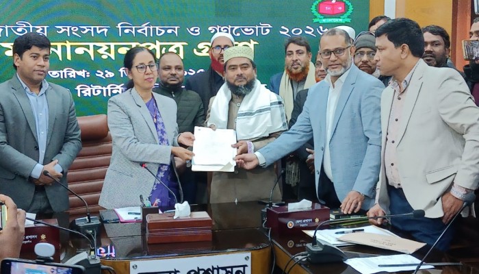 ভ্যানে চড়ে রিটার্নিং অফিসারের কার্যালয়ে মনোনয়নপত্র জমা দিতে আসলেন জামায়াত নেতা দেলাওয়ার