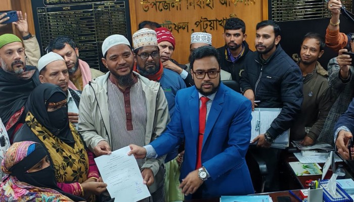 জুলাই বিপ্লবে শহীদ পরিবারের সদস্যদের নিয়ে মনোনয়ন ফরম জমা দিলেন- ড. শফিকুল ইসলাম মাসুদ