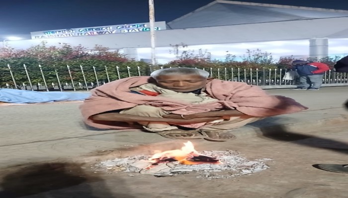প্রচন্ড শীতে অসহায় রাজশাহীর ছিন্নমূল মানুষ