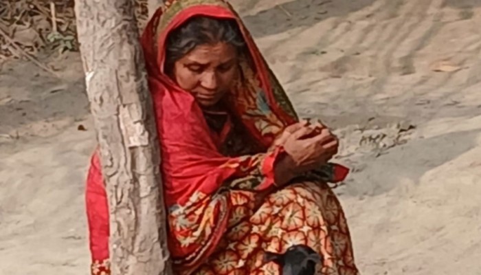 কাপড় কেনার টাকা নেই। এই শীতে এখন কম্বলও পাই নাই বাবা।
