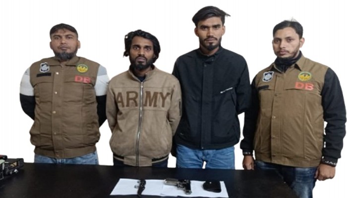 ছিনতাইয়ের প্রস্তুতিকালে রাজশাহীতে দুই যুবক গ্রেফতার, অস্ত্র ও চাকু উদ্ধার