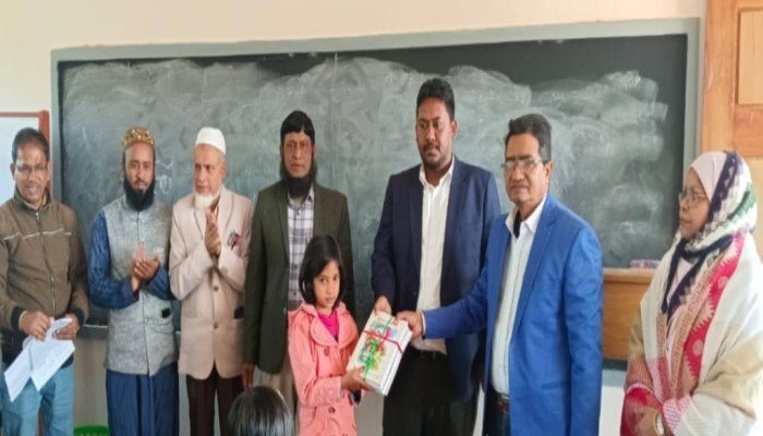 কাউখালীতে শিক্ষার্থীদের হাতে নতুন বই তুলে দেওয়া হয়েছে