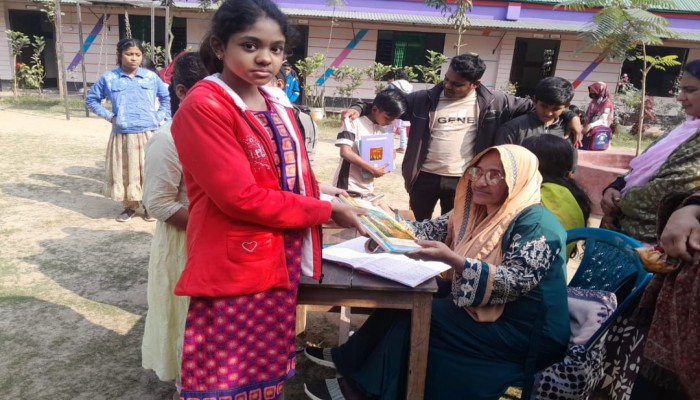 সলঙ্গায় মোস্তফা প্রি-ক্যাডেট স্কুলে বছরের শুরুতে নতুন বই হাতে পেয়ে খুশি শিক্ষার্থীরা