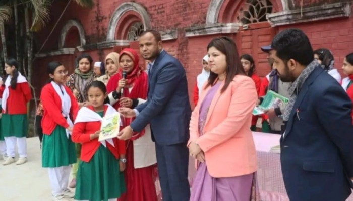 ময়মনসিংহে শিক্ষার্থীদের মাঝে বছরের ১ম দিনে বই বিতরণ