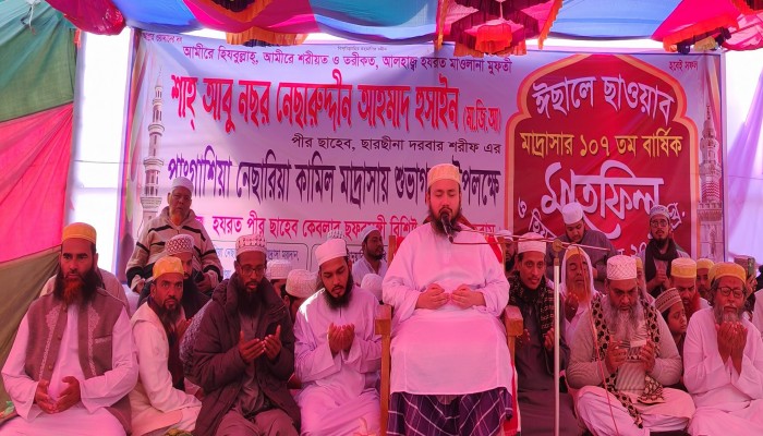 চাকচিক্যময় ও দাম্ভিকতা নিয়ে দুনিয়ায় চলাফেরা করা অনুচিত। -ছারছীনার পীর ছাহেব।