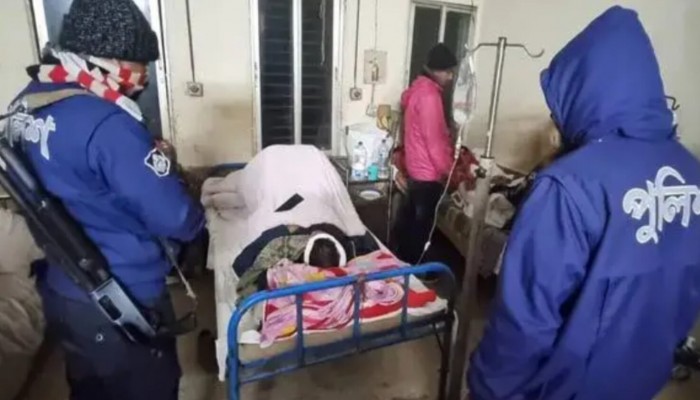 ভেড়ামারায় মাদক বিরোধী অভিযানে যেয়ে মাদক ব্যাবসায়ীরা মাথা ফাটালো পুলিশ সদস্যের