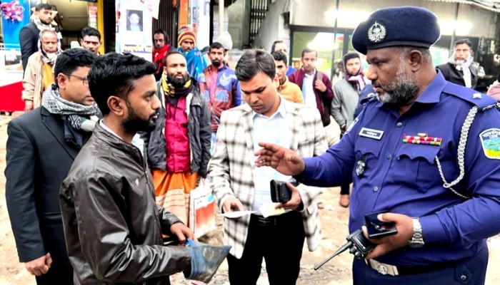 ত্রিশালে উচ্ছেদ ও অবৈধ পার্কিং বিরোধী ভ্রাম্যমান আদালতের অভিযান