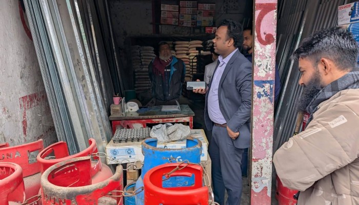 এলপিজি গ্যাসের বাজার মনিটরিংয়ে ভ্রাম্যমান আদালতের অভিযান