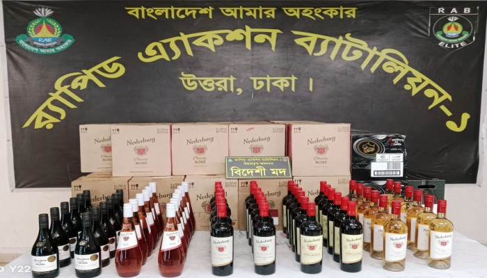 গুলশান এলাকা হতে ৫৪০ বোতল বিদেশী মদসহ ০১ জন মাদক ব্যবসায়ী রাকিবকে গ্রেফতার করেছে র‌্যাব।