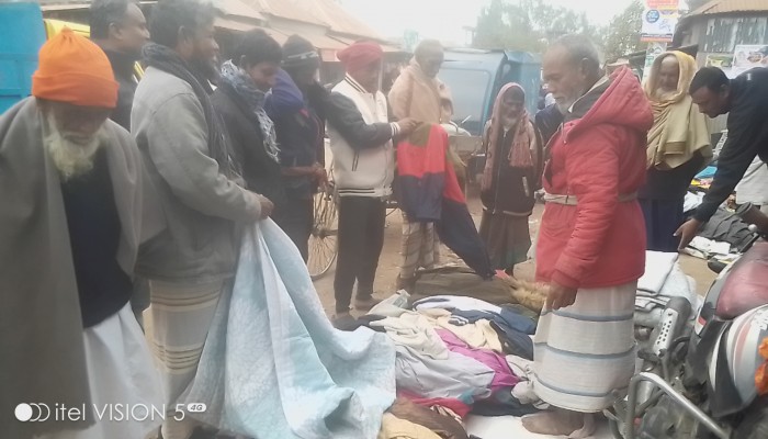 রায়গঞ্জে তীব্র শীতে ফুটপাতে বেড়েছে গরম কাপড় কেনাকাটার ধুম