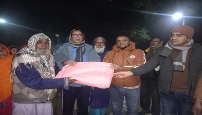 শীতার্ত মানুষদের পাশে রাণীশংকৈল থানার ওসি আমান ১শ কম্বল বিতরণ