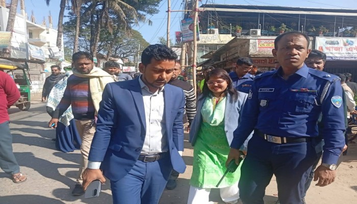 বোয়ালখালীতে ফুটপাত দখলমুক্ত করলো প্রশাসন