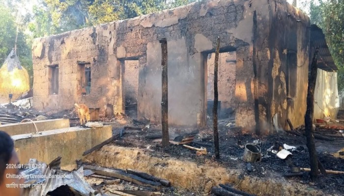 নাইক্ষ্যংছড়ি-বাইশারীতে অগ্নিকাণ্ডে মাওলানা কবির উদ্দিন আহমেদের বসতঘর পুড়ে ছাই