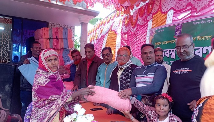 লালপুরে ফুলজান ডেভেলপমেন্ট ফাউন্ডেশনের উদ্যগে শীতবস্ত্র বিতরণ