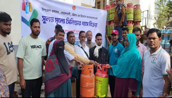 বোয়ালখালী প্রশাসনের উদ্যোগে সুলভ মূল্যে গ্যাস বিক্রি