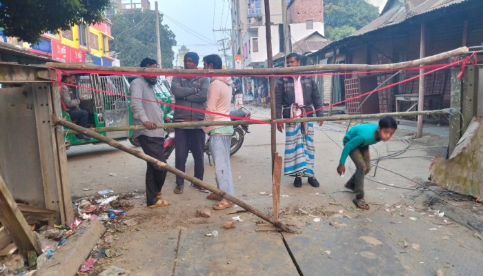 ‎অতিরিক্ত পণ্যবাহী ট্রাকের চাপে ক্ষতিগ্রস্ত বেইলি ব্রিজ: বড় দুর্ঘটনার শঙ্কা, যান চলাচল বিচ্ছিন্ন