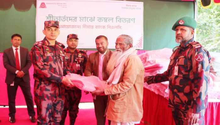 রাজশাহীতে শীতার্ত মানুষের পাশে বিজিবি: সীমান্তবর্তী এলাকায় কম্বল বিতরণ