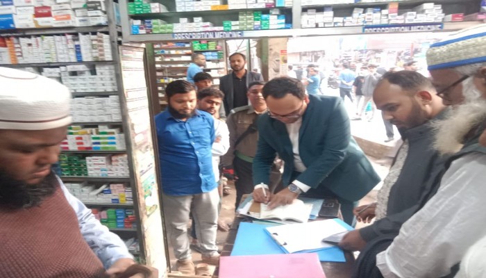 বুড়িচংয়ে ঔষধের দোকানে ভ্রাম্যমাণ আদালতের অভিযান; ৭ প্রতিষ্ঠানকে ২৭ হাজার টাকা জরিমানা