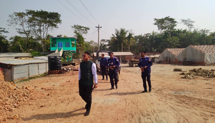 মঠবাড়িয়ায় অবৈধ ইটভাটা গুঁড়িয়ে দিল প্রশাসন : এক লাখ টাকা জরিমানা