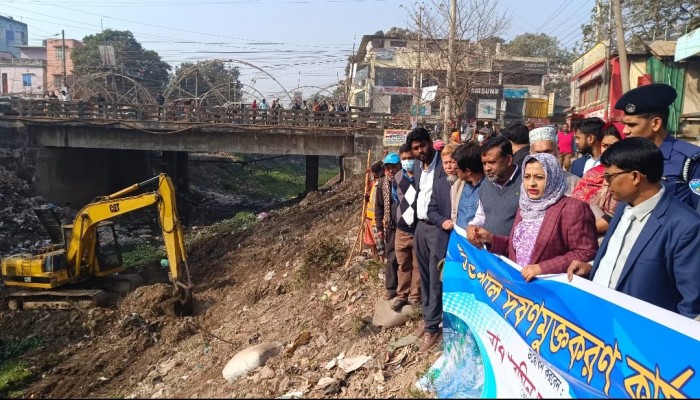 ব্রাহ্মণবাড়িয়ায় টাউন খাল নান্দনিক ও দূষণমুক্ত করতে পরিচ্ছন্নতা অভিযান শুরু