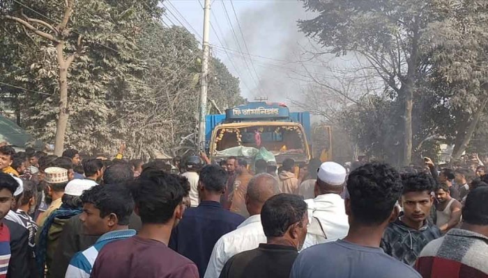 কুড়িগ্রামে ট্রাকচাপায় পিতা নিহত, ছেলে গুরুতর আহত